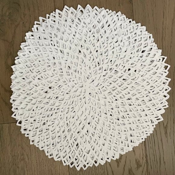 Chilewich Dahlia Pressed Vinyl Metallic Round Placements Set of 6 Silver NWOT - Picture 4 of 8